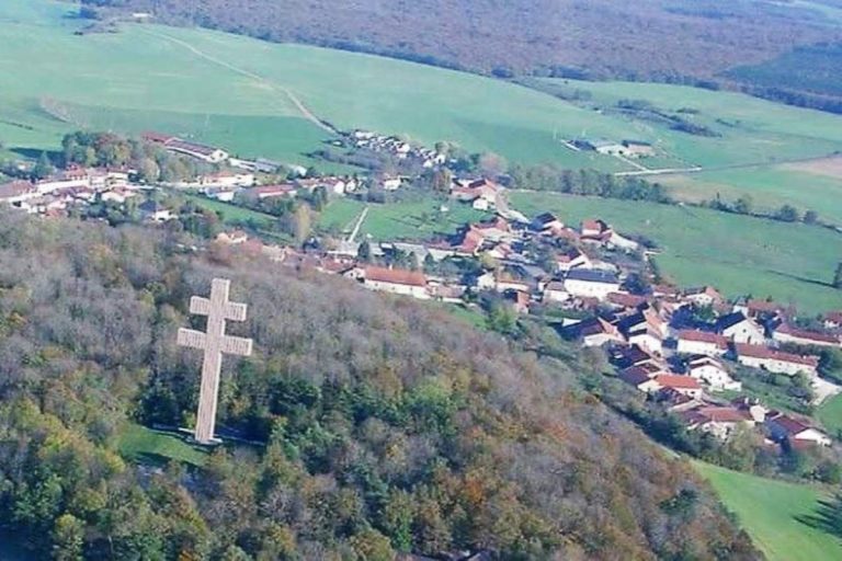 Croix de Lorra à Colombey (dossier de presse)