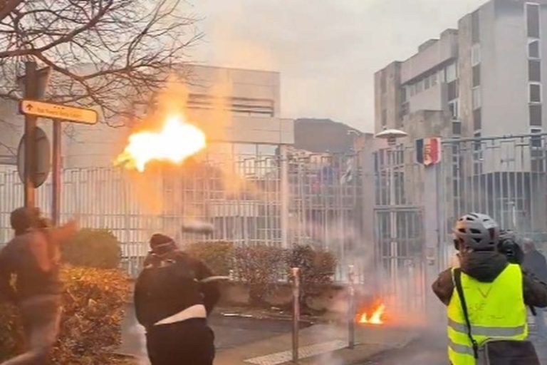 Corse : jet de cocktails Molotov (Anonyme Citoyen on Twitter))