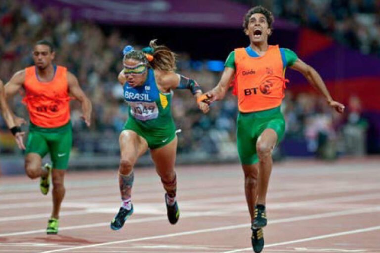 Terezinha Guilhermina et Guilherme Soares de Santana lors de la ﬁnale du 100m femme T11 aux Jeux paralympiques de Londres 2012 Photographie (reproduction), 2012 © Clive Chilvers / Alamy Stock Photo